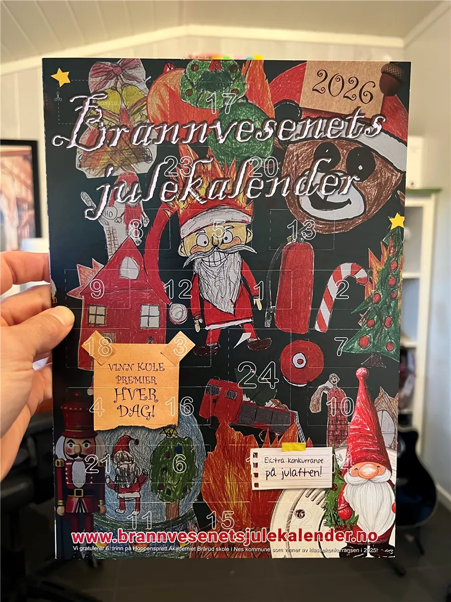 Vi har laget Brannvesenets julekalender for 2026 I år har Norgesdesign igjen levert Brannvesenets julekalender – både som digital nettkalender og trykket papirkalender. Kalenderen deles ut til skolebarn på 4.–6. trinn over hele Norge, og i 2026 deltar hele 49 brannvesen fra ulike deler av landet.
